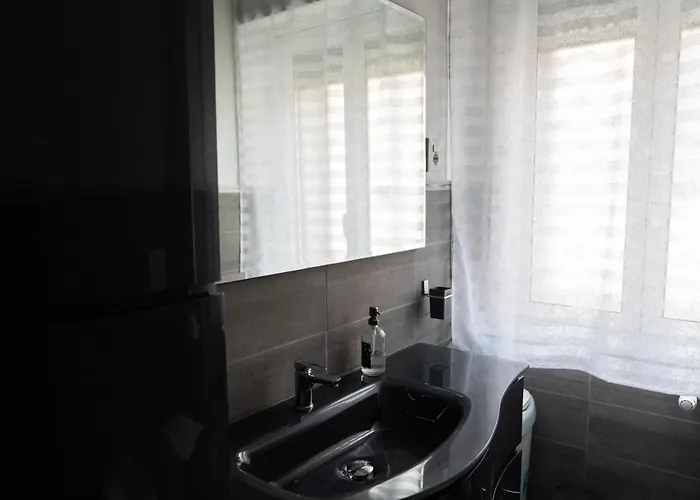 Whole Near Main Subway Apartment *