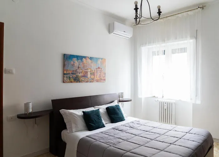 Whole Near Main Subway Apartment *