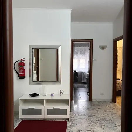 Apartment Whole Near Main Subway *