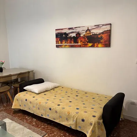 Whole Near Main Subway Apartment *