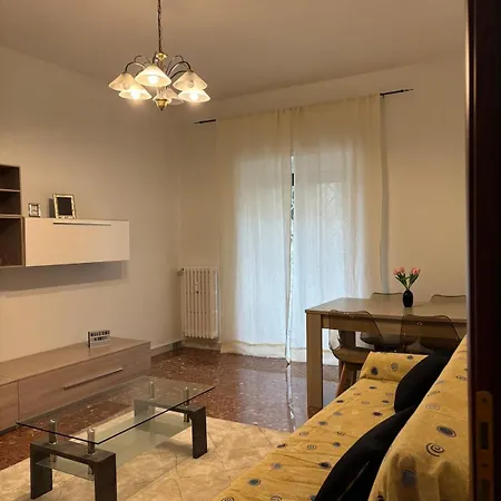 Whole Near Main Subway Apartment