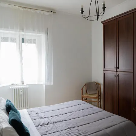 Whole Near Main Subway アパート *