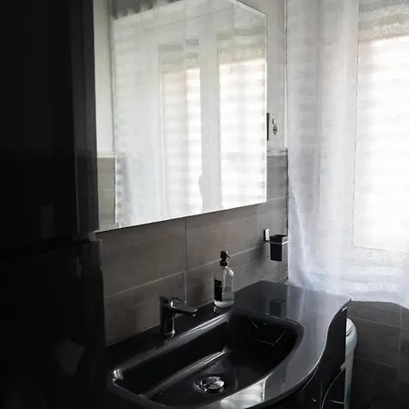 Whole Near Main Subway アパート *