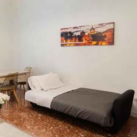 Whole Near Main Subway * ローマ