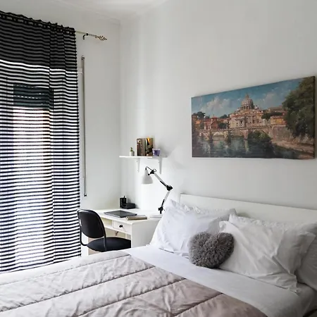 Whole Near Main Subway アパート