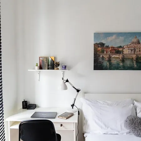 Whole Near Main Subway * ローマ