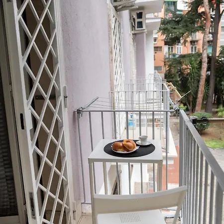 Whole Near Main Subway アパート *