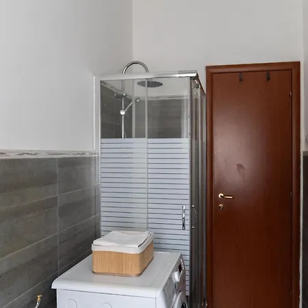 Whole Near Main Subway ローマ